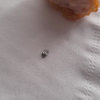 Burger King Tavuk Parçasının İçinden Metal Zarar Verici Cisim Çıktı
