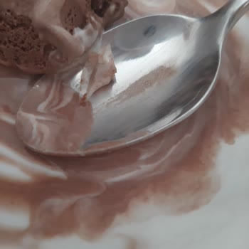 BİM Dondurmadan Plastik Çıktı