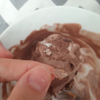 BİM Dondurmadan Plastik Çıktı