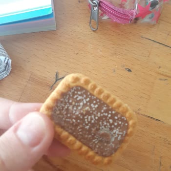 Eti Gıda Eti Burçak Tam Buğdaylı Çikolatalı Bisküvi Kurtlanmış