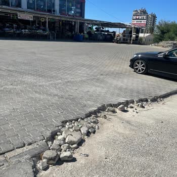 Silifke Belediyesi Monte AVM Önündeki Geçiş Kaldırımı Çökmüş