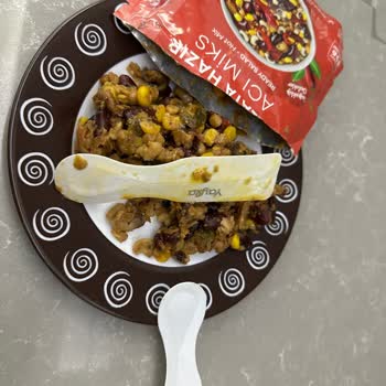 Yayla Bakliyat Salatanın İçinden Kaşık Çıkması (fazladan, Salata Bölmesinde)