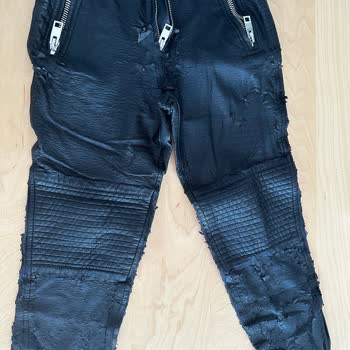 Mango'dan Parçalanan Deri Pantolon