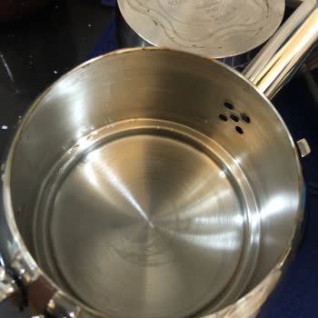 Korkmaz Mutfak Eşyaları Korkmaz'dan, Paslı Çaydanlık Ve Bıçak Seti, Vasat Küçük Ev Aletleri!