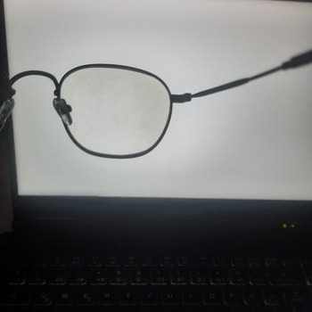 Atasun Optik Gözlük Cam Sararması ve Zamanla Oluşan Yapışkan İzi
