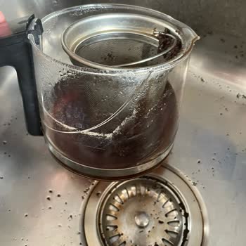 Arzum Elektrikli Caydı Sıcak Su Ekleyince Kırıldı