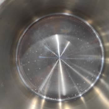 Jumbo Tencere Ve Sahanda Bor Kurşun Mazot Pişirdiğimi Düşünüyor