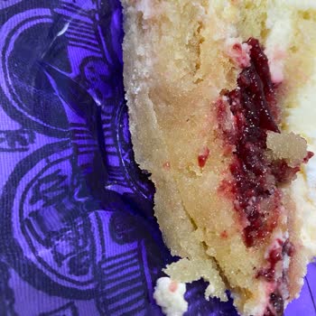 Mado Adı Çilekli Olup İçinde Çilek Olmayan Bayat Yaş Pasta