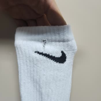 Nike Çorap Üzerinde Çalışanlar Tarafından Unutulan Alarm Sebebiyle Yırtıldı