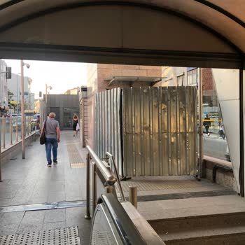 İBB - İstanbul Büyükşehir Belediyesi Taşköprü Tramvay Durağı Asansörü Kapalı!