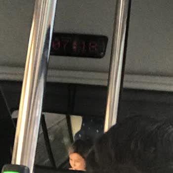 Adana Büyükşehir Belediyesi Otobüs Şoförü Yolcu Alırken El Kol Hareketi Yapıyor!