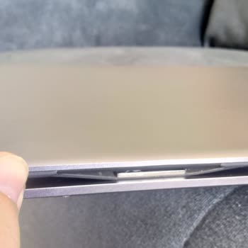 Monster Notebook Huma H5 V3.1.5 Ekran Çerçevesi Ayrılması