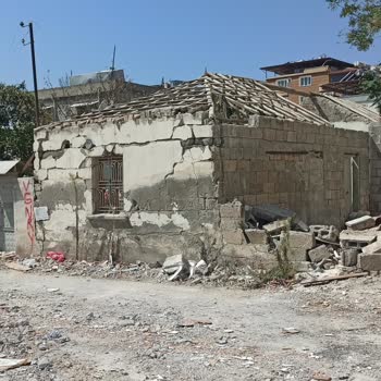 Çevre, Şehircilik Ve İklim Değişikliği Bakanlığı Yıkım Ekipleri Evimi Yıkanıyorlar