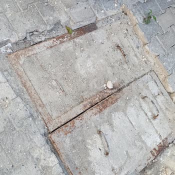 SASKİ Birinin İçine Düşmesini Bekletilen Kuyu Kapağı.