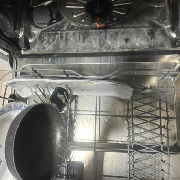 Electrolux Yıkama Sonrası Makine Kapağı Ve Bulaşıklar Kirli Çıkıyor