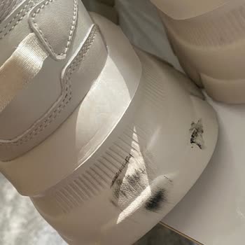 Bershka İkinci El Ürün Satıyor-Ayakkabıda Sümüksü İzler Ve Kıllar Var