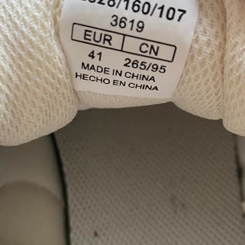 Bershka İkinci El Ürün Satıyor-Ayakkabıda Sümüksü İzler Ve Kıllar Var