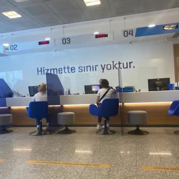 Yapı Kredi Bankası Saatlerce Sıra Bekletiyor