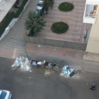 Kayapınar Belediyesi Çöp Kovalarının Etrafı Ve Yerlerin Yıkanması