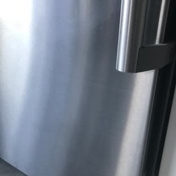 Siemens İnoks Buzdolabı Kapağında Paralel Çizgiler Oluştu
