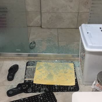 Duş Alırken İnci Duş Marka Duşakabin Patladı!