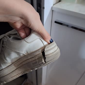 Bershka Ayakkabı Giyilemeyecek Şekilde Yırtıldı.