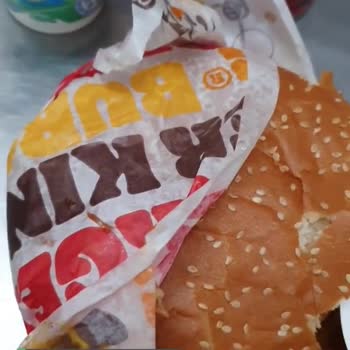 Burger King Big King XXL Hamburgerden Kıl Çıktı!