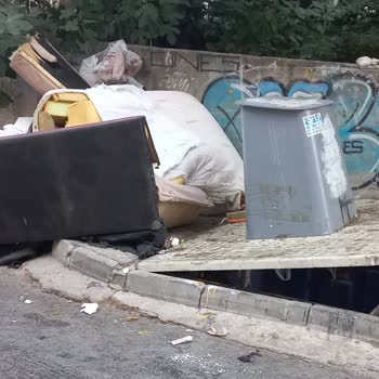 Pendik Belediyesi Koku İçindeki Yer Altı Çöp Konteyneri