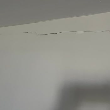 Emlak Konut 2 Yıllık Projesi Bütün Oda Duvarları Dökülmek Üzere!