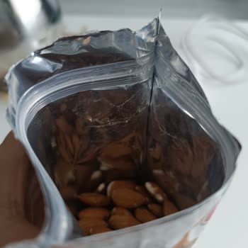 Simbat Kuruyemiş Çiğ Badem İçinde Örümcek Ağı