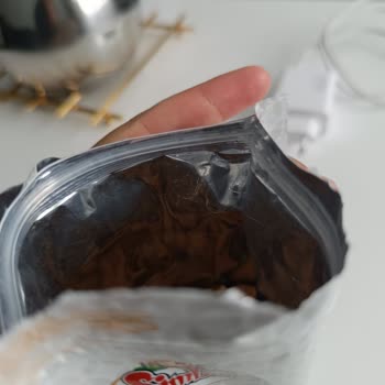 Simbat Kuruyemiş Çiğ Badem İçinde Örümcek Ağı