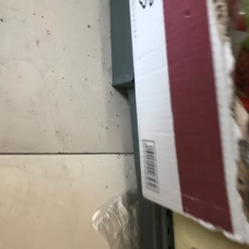 A101 Mağazadaki Hijyensizlik İlgisiz Personel