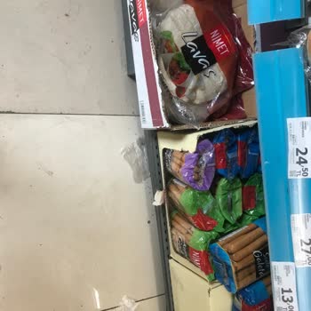 A101 Mağazadaki Hijyensizlik İlgisiz Personel