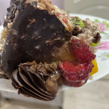 Hamur Kovanı Pasta Cafe Pasta Bozuk, Ekşi Ve Kıl Çıktı