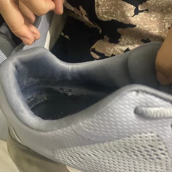 5 Aylık Skechers Markalı Ayakkabım Yırtılması