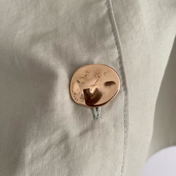 Touché Privé Geniş Yaka Poplin Gömleğin Düğmelerindeki Çizikler