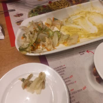 Tavuk Dünyasında Kokmuş Salata Servisi