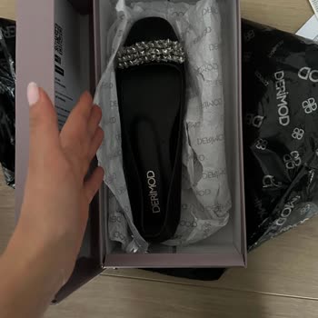 Derimod Gönderilen Babetin Sadece Sol Ayağı Gönderilmiş