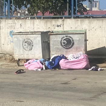 İBB - İstanbul Büyükşehir Belediyesi Atık Giysi Kumbarası Yok