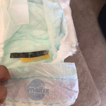 Molfix Bezin İçinde Büyük Yapışkanlı Kağıt Parçası Çıktı
