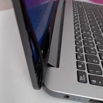 Lenovo Laptop Menteşe Arızası