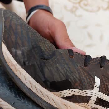 Asics Marka Ayakkabılar 2-3 Haftada Patladı.