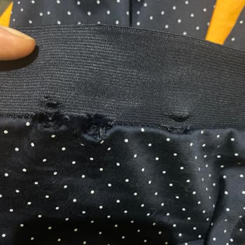 DeFacto Pantolon Tek Denemede Yırtıldı