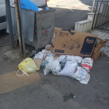 Sancaktepe Belediyesi Bina Önü Çöp Sancaktepe Belediyesine