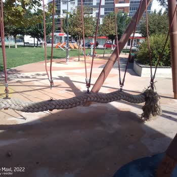 İzmir Büyükşehir Belediyesi Salıncakların Bakımsız Ve Kopuk Olması