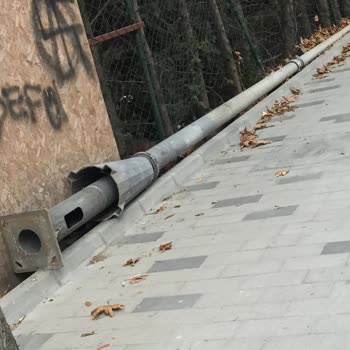 Beylikdüzü Elektrik Bir Mahalledeki Elektrik Direkleri Yanmıyor