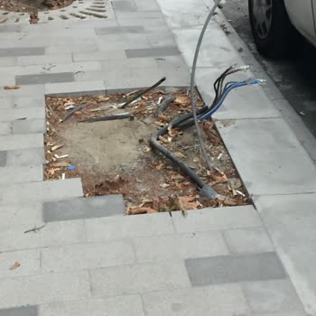 Beylikdüzü Elektrik Bir Mahalledeki Elektrik Direkleri Yanmıyor