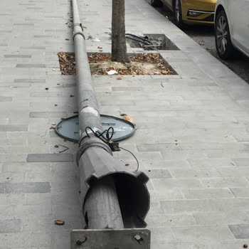 Beylikdüzü Elektrik Bir Mahalledeki Elektrik Direkleri Yanmıyor