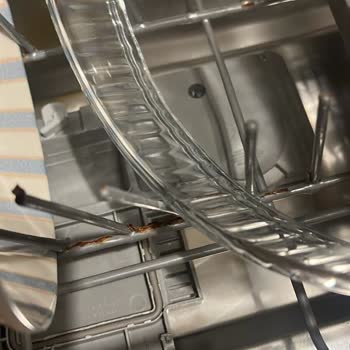 Beko D1 4001 El Bulaşık Makinesinin Sepetleri Paslandı