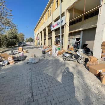 Sürat Kargo'da Kargoların Yere Dökülmesi